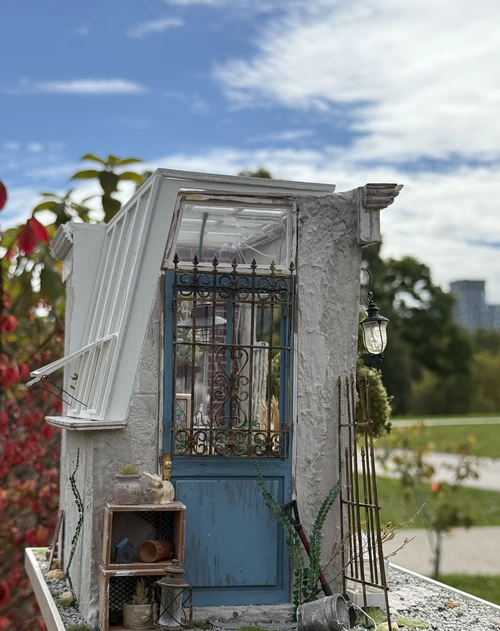 Photo of miniature kit from the side